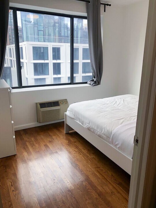 626 Tenth Avenue in New York, NY - Building Photo