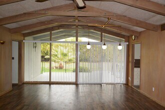 108 N Crenshaw St in Visalia, CA - Building Photo - Building Photo