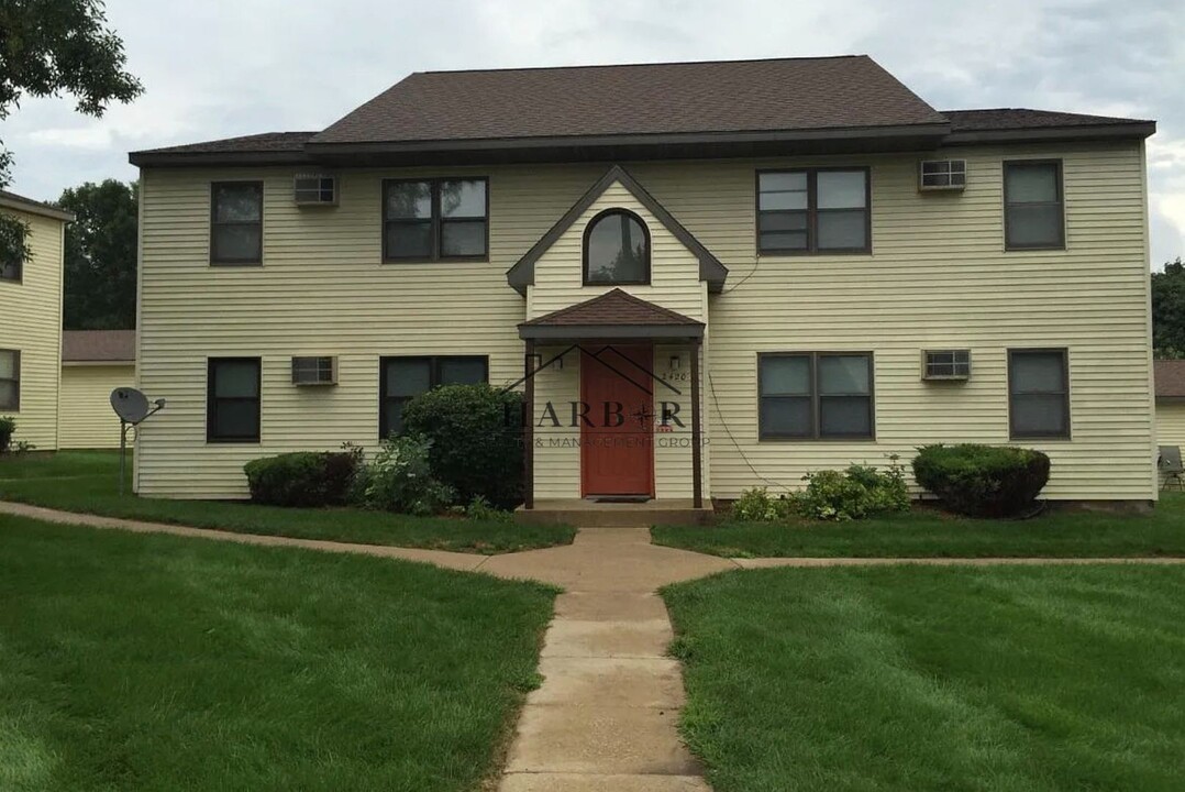 2426 30th Ave NW in Rochester, MN - Building Photo