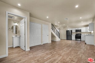 2816 3/4-2814 W Jefferson Blvd in Los Angeles, CA - Building Photo