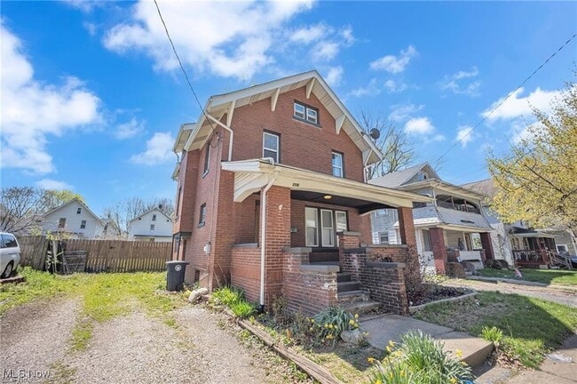 256 E York St in Akron, OH - Foto de edificio - Building Photo