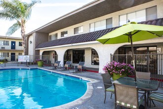 Park Terrace in Reseda, CA - Foto de edificio - Building Photo