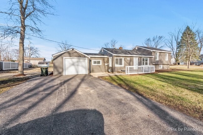 1019 Maple St in Lake In The Hills, IL - Building Photo - Building Photo