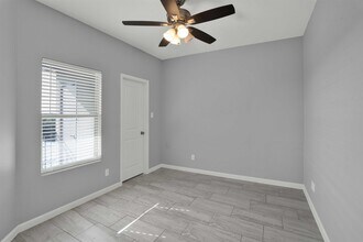 4250 Dorel Dr-Unit -124 in Laredo, TX - Building Photo - Building Photo