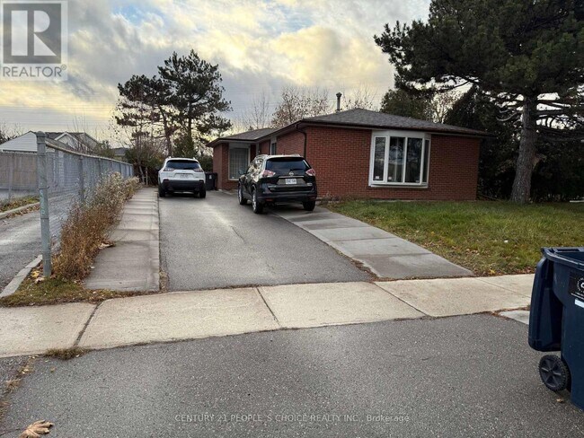 28 Lynmont Rd in Toronto, ON - Building Photo - Building Photo