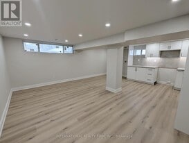 198 Cherrywood Dr in Newmarket, ON - Building Photo