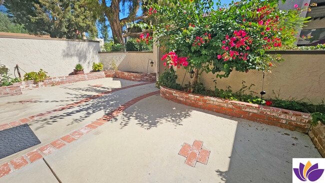5800 Owensmouth Ave, Unit #13 in Woodland Hills, CA - Building Photo - Building Photo