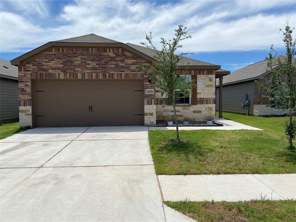 509 Congress Wy in Liberty Hill, TX - Building Photo