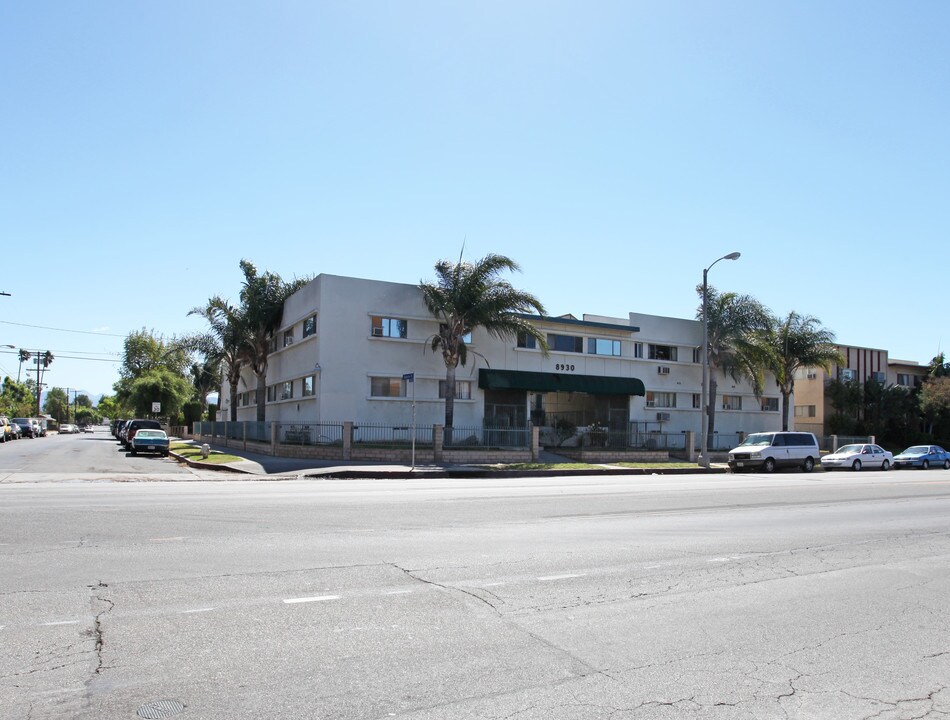 8930 Van Nuys Blvd in Panorama City, CA - Foto de edificio