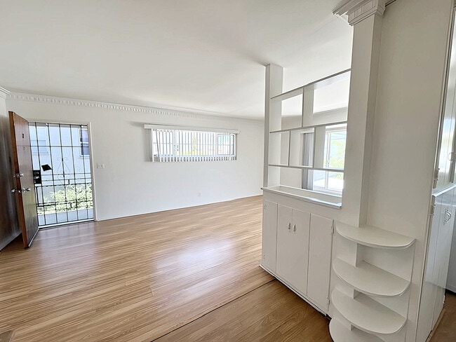 6125 Cashio St, Unit 1 in Los Angeles, CA - Building Photo - Building Photo