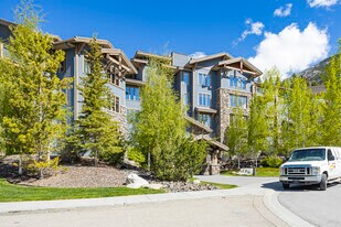 The Pinnacle in Canmore, AB - Building Photo