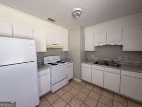 240 Deerwood Dr in Hinesville, GA - Building Photo - Building Photo