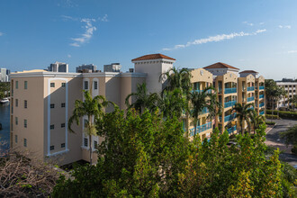 Hallandale Yacht Club in Hallandale Beach, FL - Foto de edificio - Building Photo