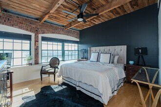 210 Broadway in Everett, MA - Foto de edificio - Building Photo