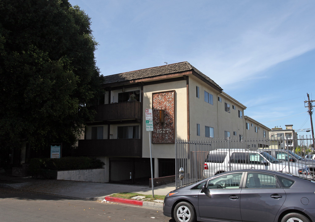 1527 Granville Ave in Los Angeles, CA - Building Photo