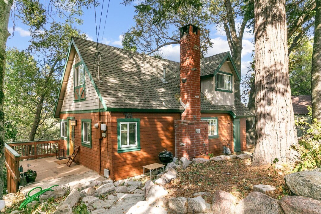 29184 Lakebrook Spur in Lake Arrowhead, CA - Building Photo