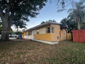 2201 N 56th Ter in Hollywood, FL - Foto de edificio - Building Photo