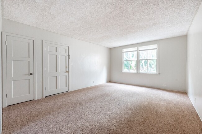 Park Manor in Pomona, CA - Building Photo - Interior Photo