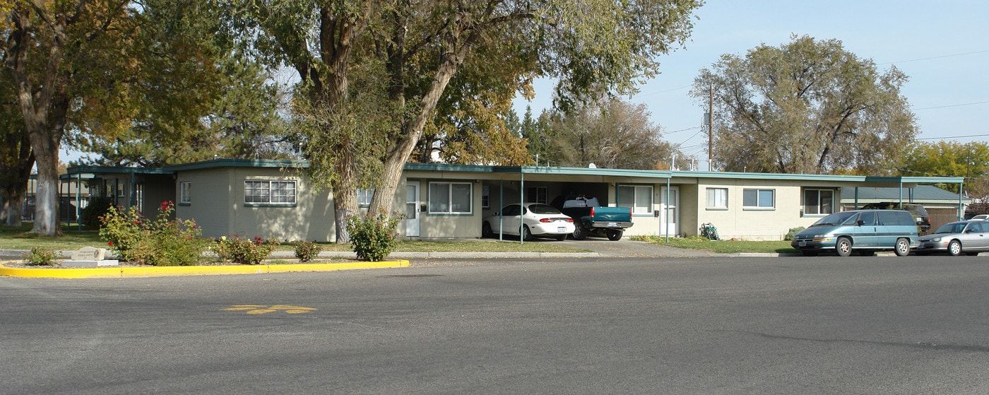 963-983 W Idaho Ave in Ontario, OR - Foto de edificio