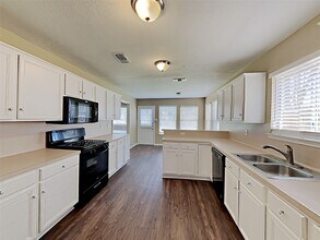 7203 Glen Rosa Dr in Katy, TX - Foto de edificio - Building Photo