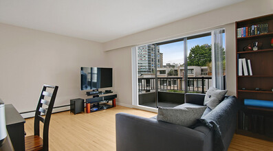 1355 Pendrell St in Vancouver, BC - Building Photo - Building Photo
