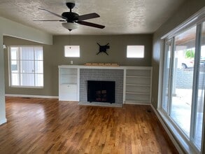 1642 NW Almond Ave in Roseburg, OR - Building Photo - Building Photo