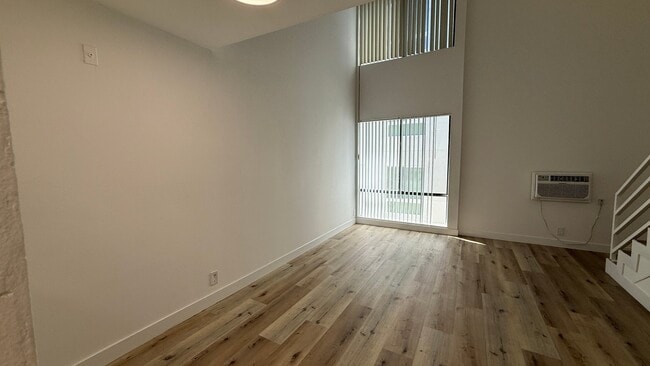 7044 Hawthorn Ave in Los Angeles, CA - Building Photo - Building Photo