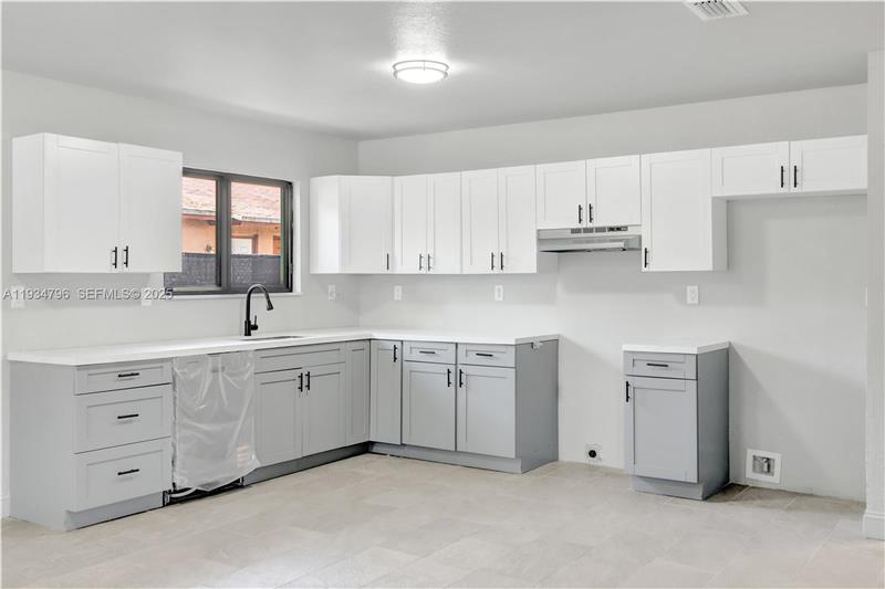 2420 NW 6th Ct in Pompano Beach, FL - Foto de edificio