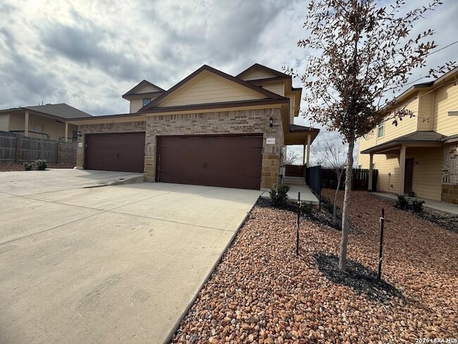 5611 Rio Cyn in Converse, TX - Foto de edificio - Building Photo