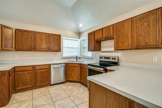 1802 Elm Creek Dr in Garland, TX - Foto de edificio - Building Photo