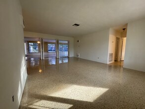 5290 38th Way S in St. Petersburg, FL - Foto de edificio - Building Photo