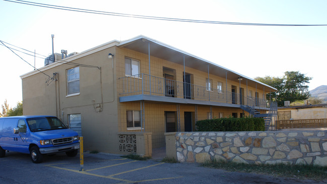 Titanic Apartments in El Paso, TX - Foto de edificio - Building Photo