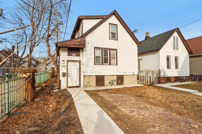 property at 1653 N Arlington Pl