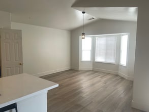 3713 White Sands Dr in Bakersfield, CA - Building Photo - Building Photo