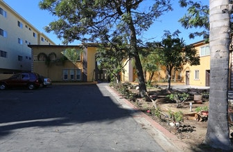 Fountain Apartments in Van Nuys, CA - Foto de edificio - Building Photo