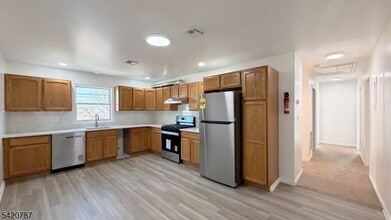 360 Broad St in Carlstadt, NJ - Building Photo - Building Photo