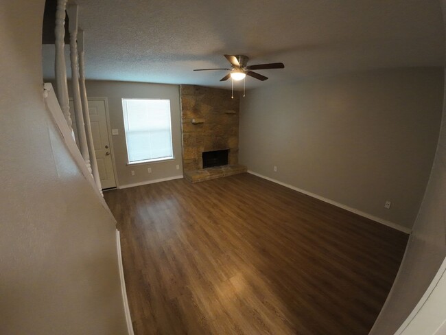 1607 Sun Valley Dr in Cleburne, TX - Building Photo - Building Photo