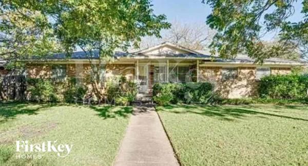 613 E University Ave in Waxahachie, TX - Building Photo