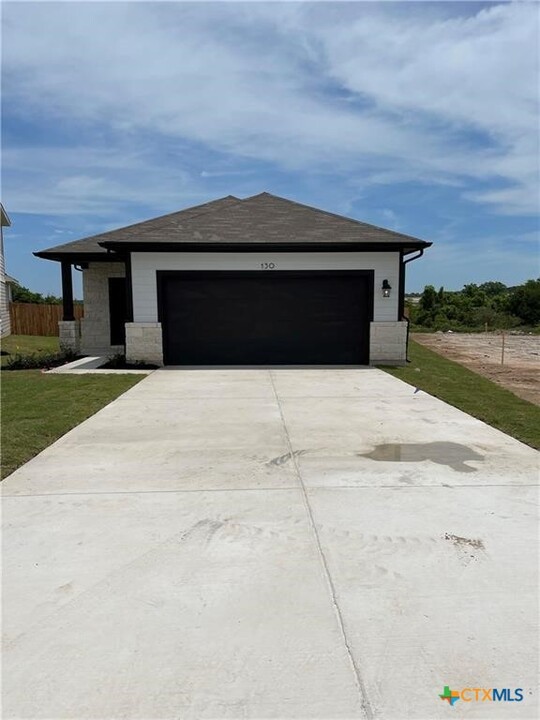 130 Wild Wind Cv in Jarrell, TX - Foto de edificio