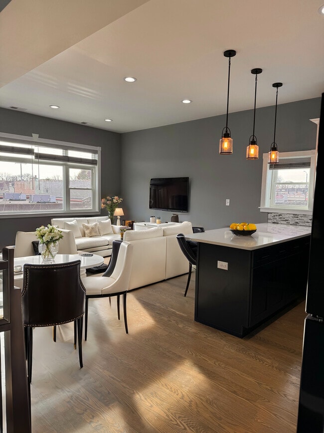 5938 W Montrose Ave in Chicago, IL - Building Photo - Building Photo