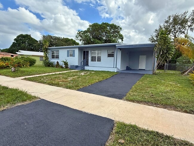 3520 NW 178th St in Miami Gardens, FL - Building Photo - Building Photo