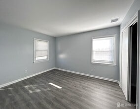 13 Harrison St in Sayreville, NJ - Building Photo - Building Photo