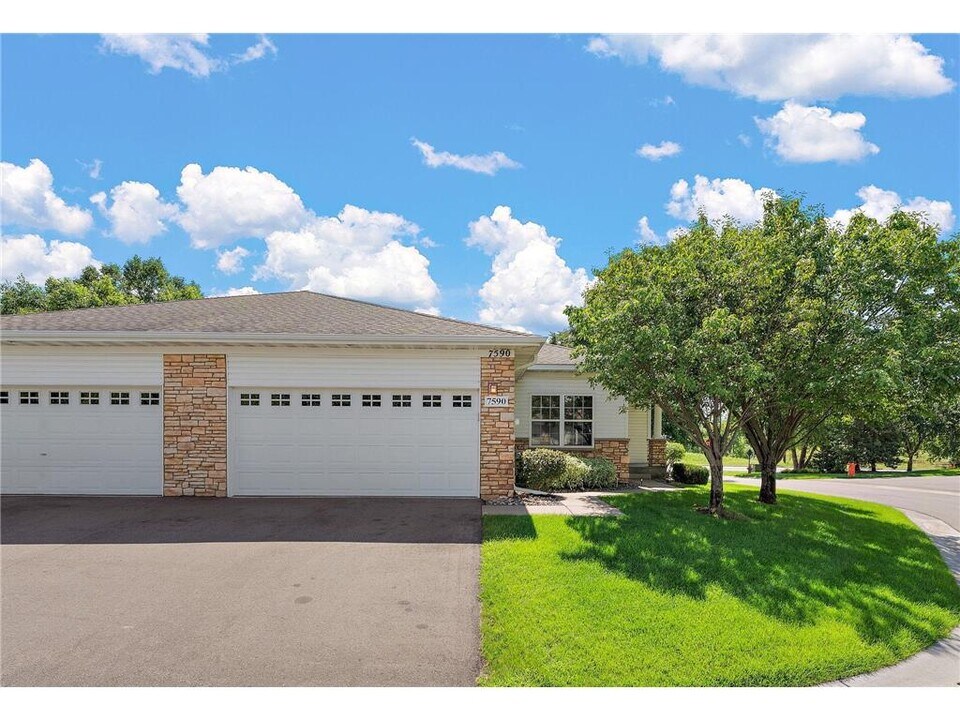 7590 4th St Ln N in Oakdale, MN - Building Photo