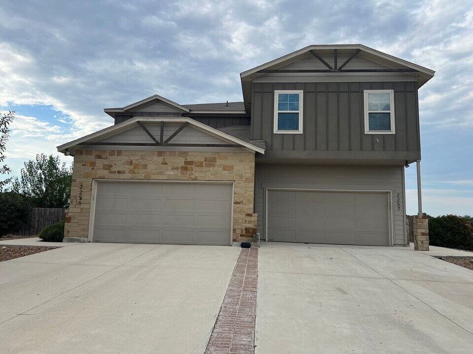 2257 Avery Village in New Braunfels, TX - Foto de edificio