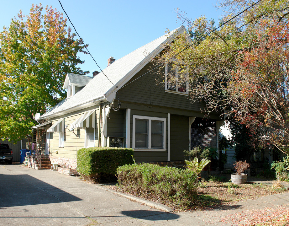 925 Stewart St in Santa Rosa, CA - Building Photo