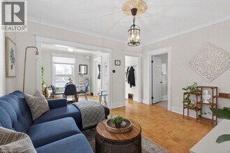 19 Huxley Ave N in Hamilton, ON - Building Photo - Building Photo