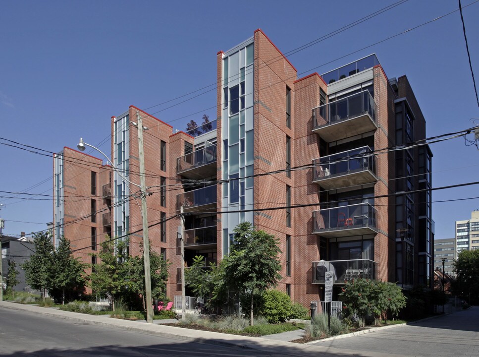 60-64 Niagara St in Toronto, ON - Building Photo