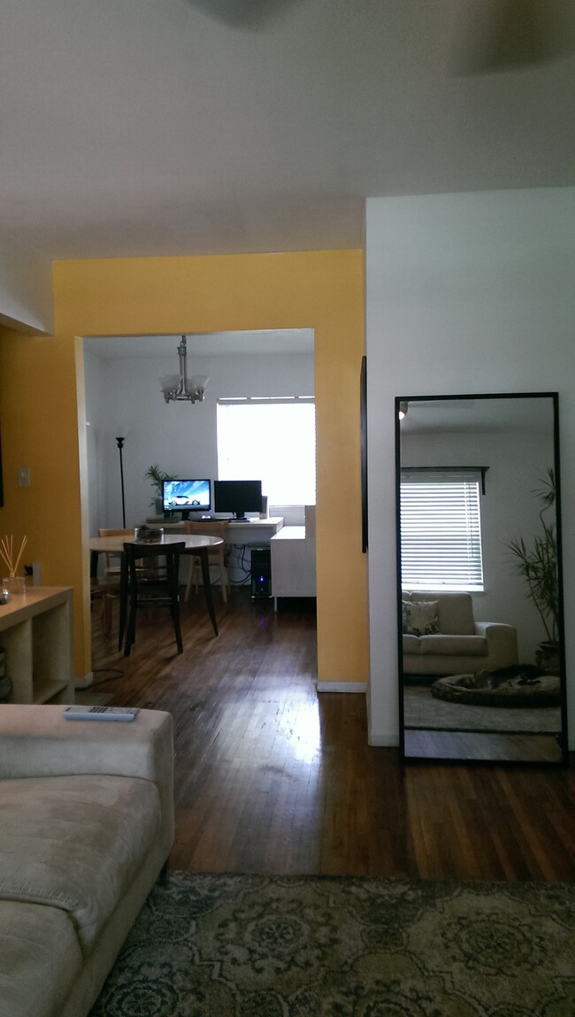 5870 Bowcroft St, Unit 4 in Los Angeles, CA - Foto de edificio - Building Photo