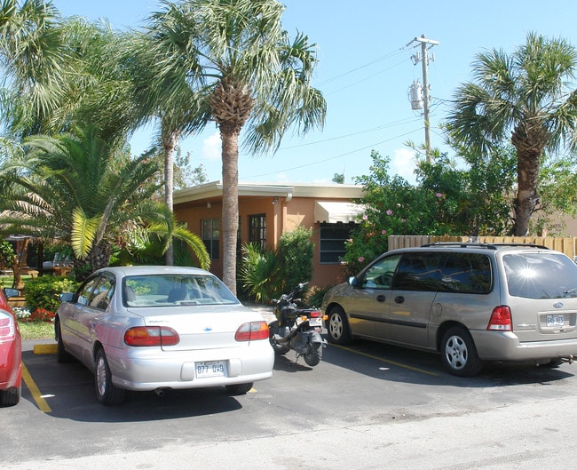 Bernard Apartments in Hollywood, FL - Building Photo - Building Photo