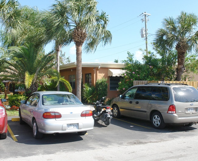 Bernard Apartments in Hollywood, FL - Foto de edificio - Building Photo